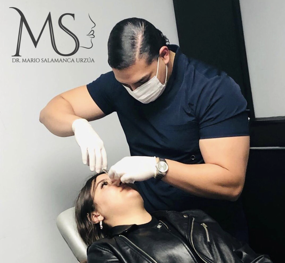 Dr. Mario Salamanca en consulta